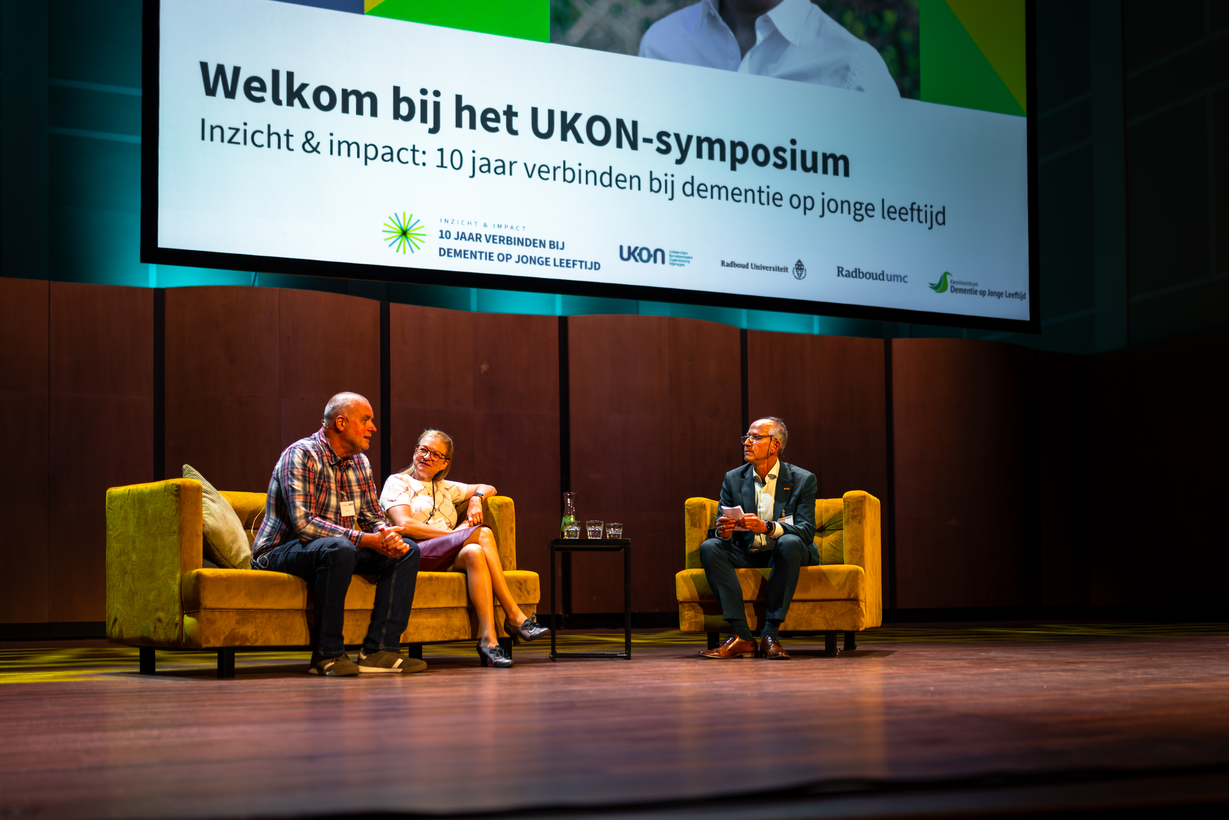 em. prof. dr. Raymond Koopmans in gesprek met Sonja en Paul